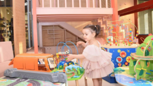 PLAYLAB – Një hapësirë socializimi dhe argëtimi për fëmijë e prindër, zgjedhja e duhur në këto ditë të nxehta verore